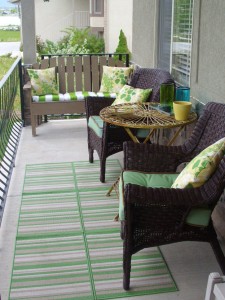 Small porch, decorating small porches, DIY home improvement, DIY porch decor, popular pin, curb appeal. DIY curb appeal projects.