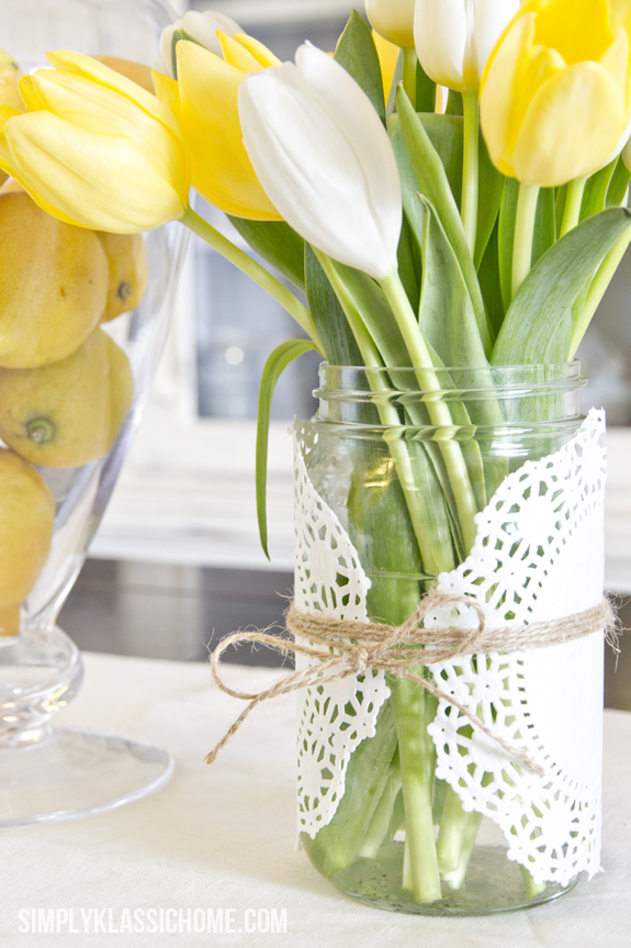 white and yellos spring tulips