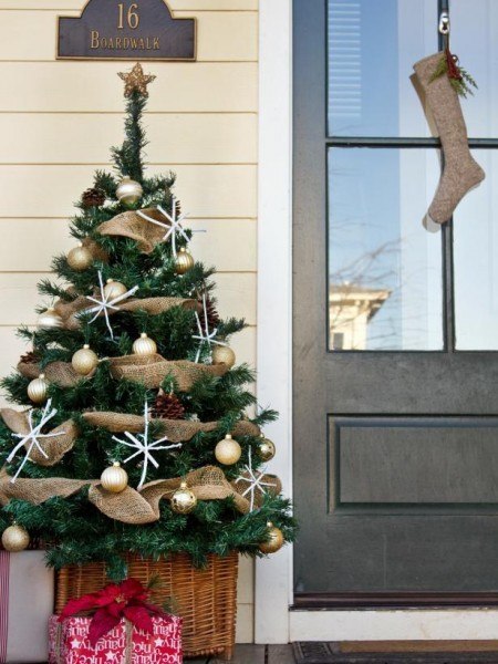 20 Ways to Decorate Your Porch for Christmas14