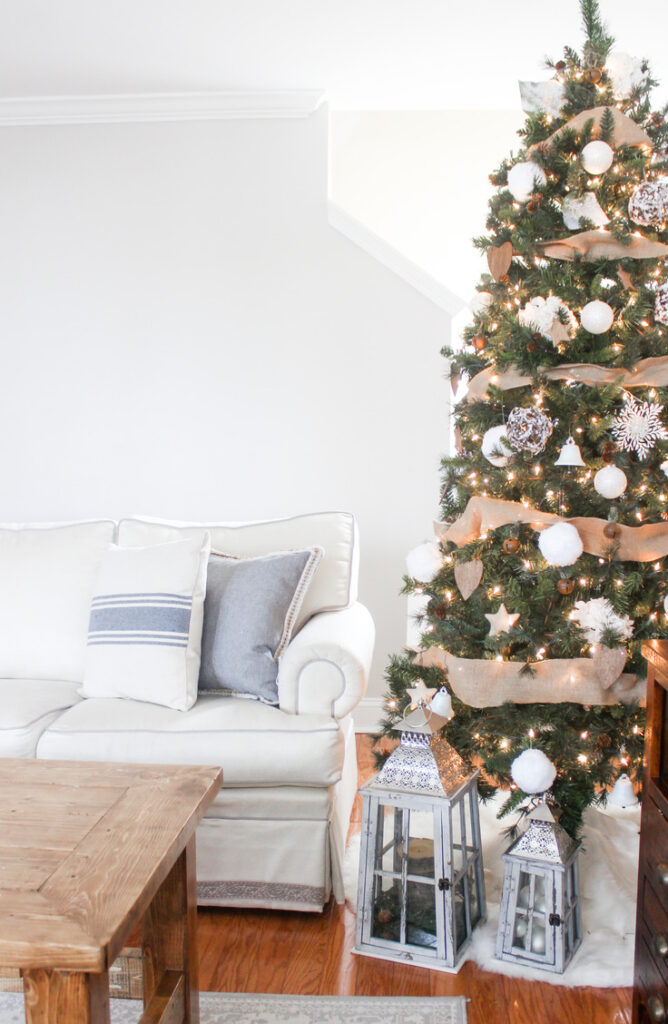 10 Insanely Beautiful Ways to Decorate A Christmas Tree - Sunlit Spaces