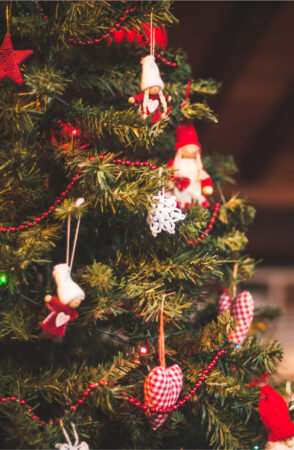 10 Insanely Beautiful Ways to Decorate A Christmas Tree - Sunlit Spaces