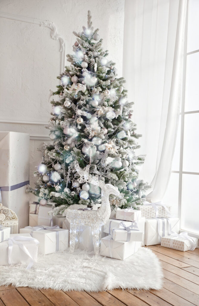 10 Insanely Beautiful Ways to Decorate A Christmas Tree - Sunlit Spaces