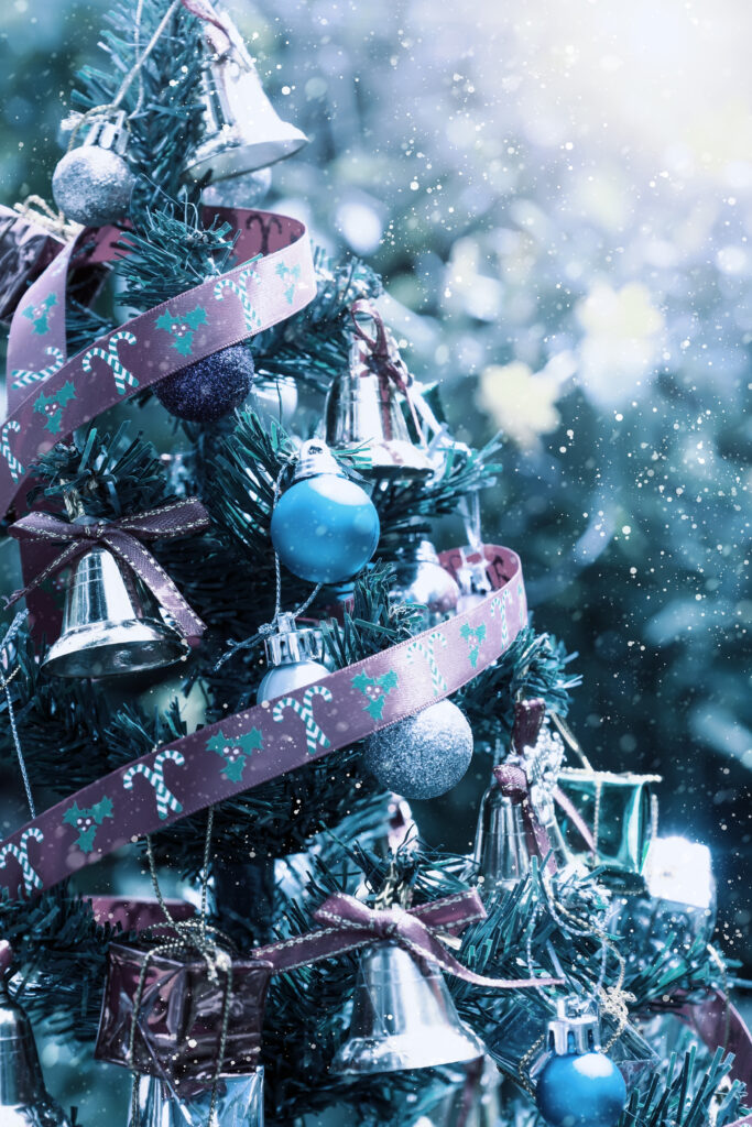 10 Insanely Beautiful Ways to Decorate A Christmas Tree - Sunlit Spaces