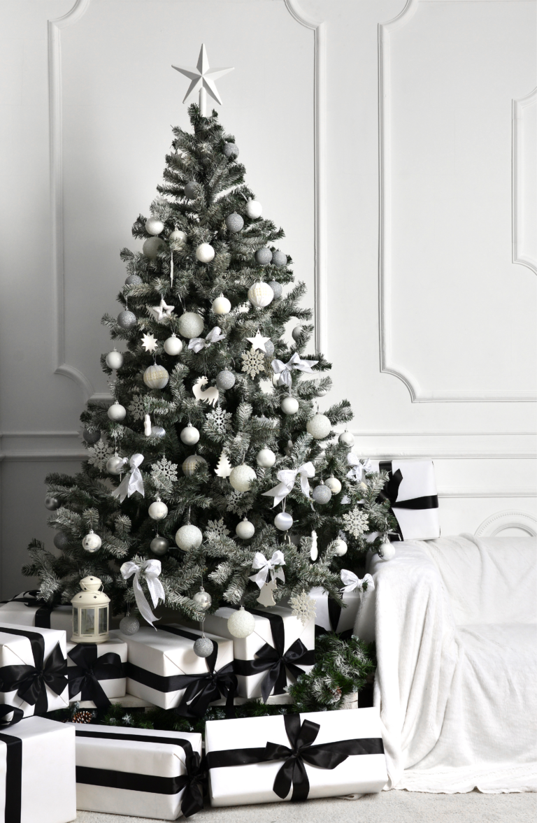 10 Insanely Beautiful Ways to Decorate A Christmas Tree - Sunlit Spaces