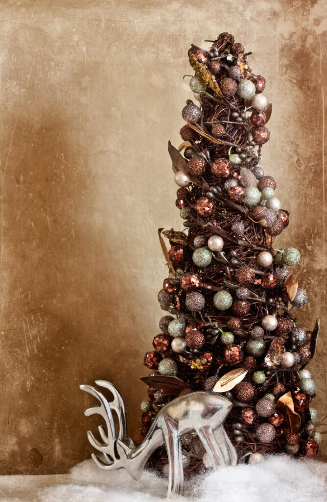 10 Insanely Beautiful Ways to Decorate A Christmas Tree - Sunlit Spaces