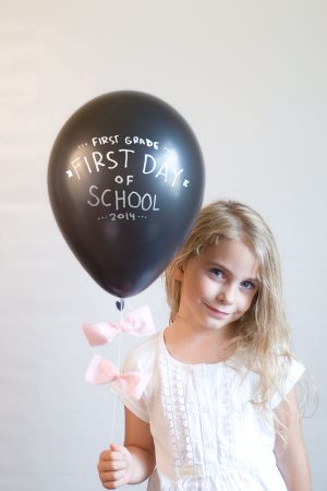 Cute Ideas for Back to School Photos| Photo Ideas for Back to School, Back to School Photos, Posing In Photography, Photography Hacks, Photography Tips and Tricks