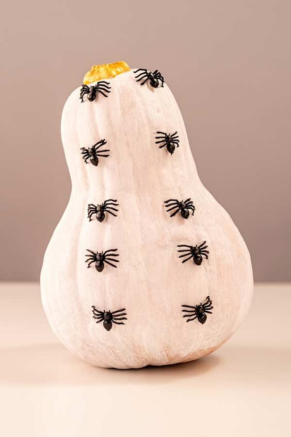 black and white pumpkin decor that is the perfect DIY project for anyone to do