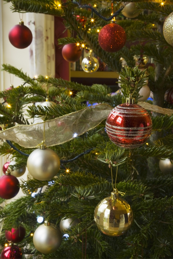 How to Add Vertical Ribbon to a Christmas Tree