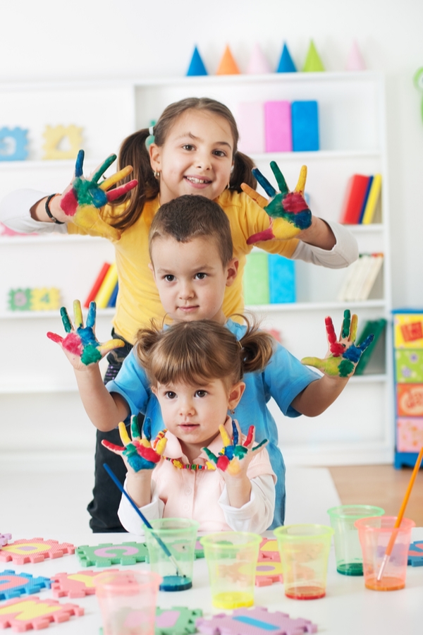 Lots of parents are looking for ways to keep the kids busy. One of the best ways will always be with kids crafts ideas. Kids love crafts, and they love doing them with parents. Check these crafts out! 