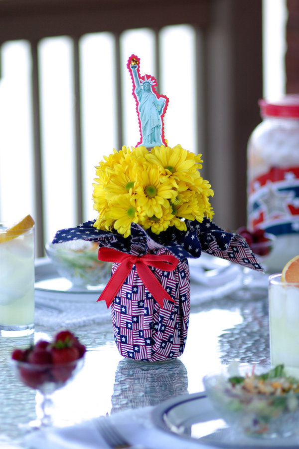 Here are some DIY recycled 4th of July crafts for you to make and enjoy. These crafts feature things you can recycle, which saves you money. It also makes them more unique and fun! These mason jar crafts work perfectly for centerpieces! 