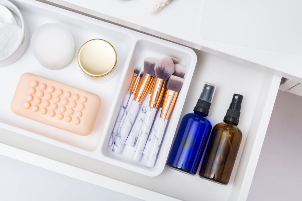 Do you hate spending money on storage supplies? Lucky for you, this post is all about cheap storage solutions! Your bathroom drawers will be so organized! 