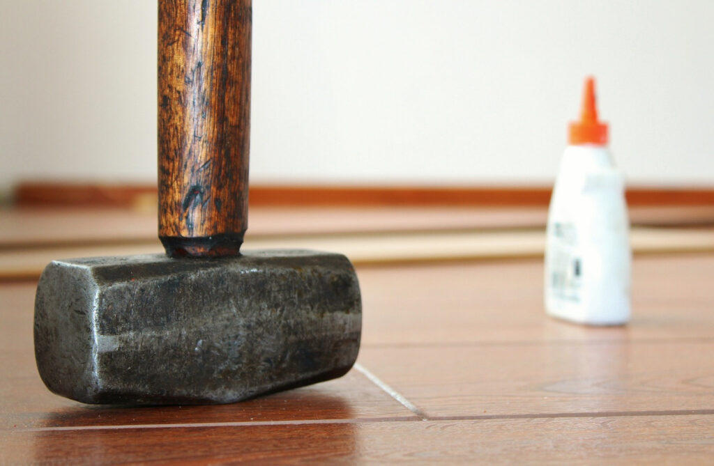 Staining a laminate floor